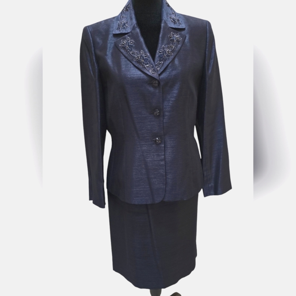 Le Suit Navy NWT Suit 8 Petite